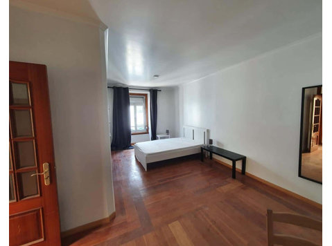 Quarto com cama de casal em apartamento com 5 quartos -… - Apartments
