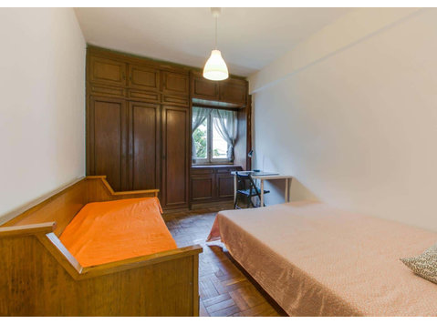 Quarto com cama de casal em apartamento com 6 quartos -… - Asunnot
