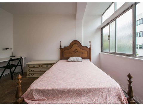 Quarto com cama de casal em apartamento com 6 quartos -… - Διαμερίσματα