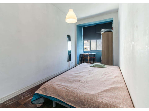 Quarto com cama de casal em apartamento com 6 quartos -… - Dzīvokļi
