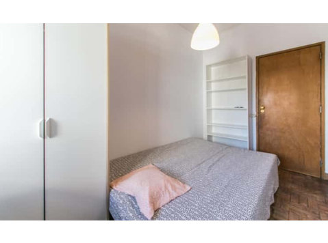 Quarto com cama de casal em apartamento com 6 quartos -… - Квартиры