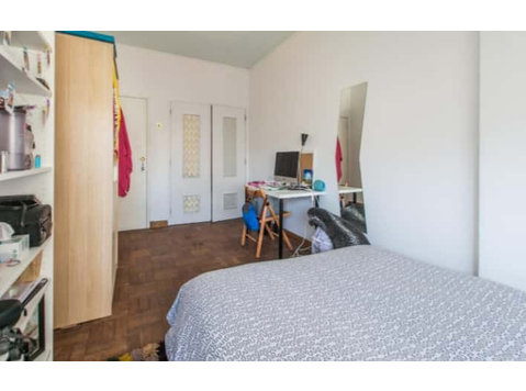 Quarto com cama de casal em apartamento com 6 quartos -… - Pisos