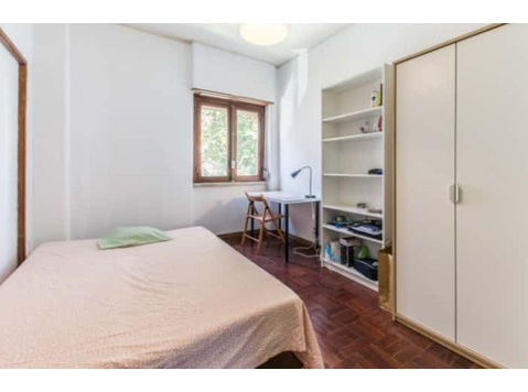 Quarto com cama de casal em apartamento com 6 quartos -… - Appartements