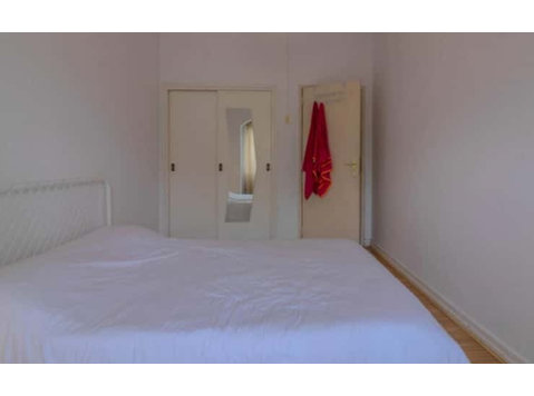 Quarto com cama de casal em apartamento com 6 quartos -… - Apartments