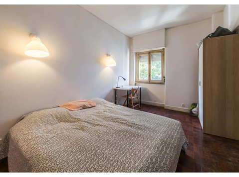 Quarto com cama de casal em apartamento com 6 quartos -… - Apartmani