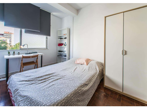 Quarto com cama de casal em apartamento com 6 quartos -… - Appartements