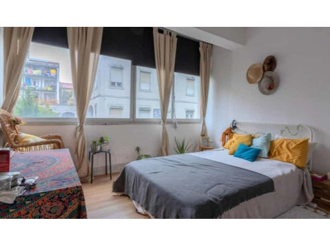 Quarto com cama de casal em apartamento com 6 quartos -… - 公寓