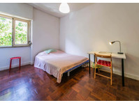 Quarto com cama de casal em apartamento com 6 quartos -… - アパート