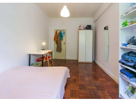 Quarto com cama de casal em apartamento com 6 quartos -… - アパート