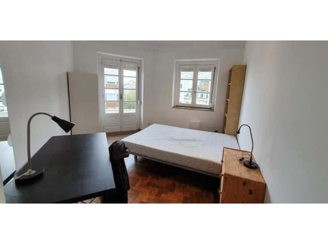 Quarto com cama de casal em apartamento com 7 quartos -… - דירות