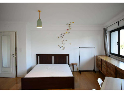 Quarto com cama de casal em apartamento com 7 quartos -… - اپارٹمنٹ