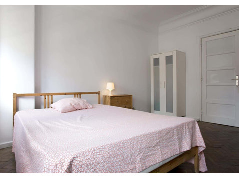 Quarto com cama de casal em apartamento com 7 quartos -… - Appartementen