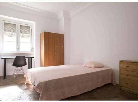 Quarto com cama de casal em apartamento com 7 quartos -… - Appartementen