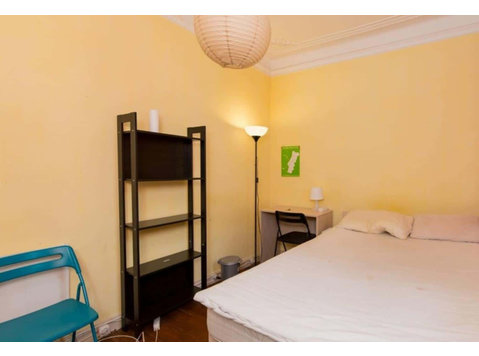 Quarto com cama de casal em apartamento com 7 quartos -… - 公寓