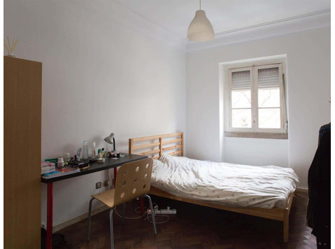 Quarto com cama de casal em apartamento com 7 quartos -… - Apartments