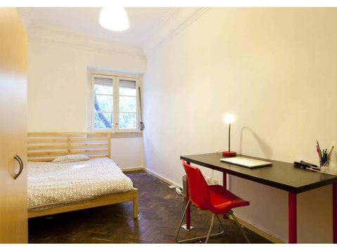 Quarto com cama de casal em apartamento com 7 quartos -… - Dzīvokļi