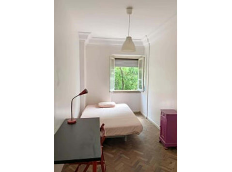 Quarto com cama de casal em apartamento com 7 quartos -… - Διαμερίσματα