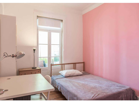 Quarto com cama de casal em apartamento com 7 quartos -… - آپارتمان ها