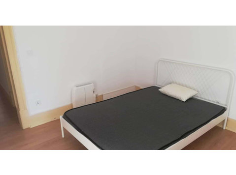 Quarto com cama de casal em apartamento com 8 quartos -… - 	
Lägenheter