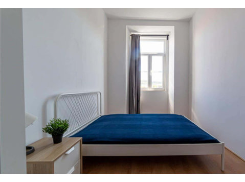 Quarto com cama de casal em apartamento com 9 quartos -… - Appartementen