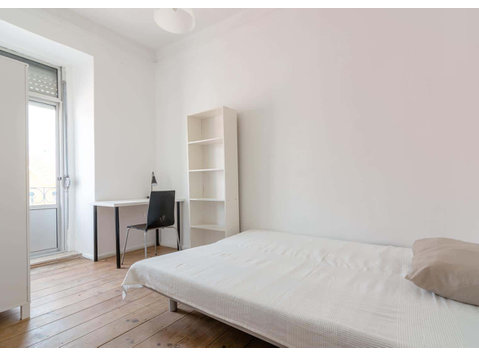 Quarto com cama de casal em apartamento com 9 quartos -… - Apartments