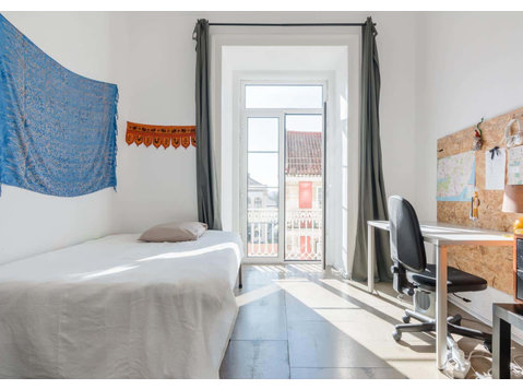 Quarto com cama de solteiro, com varanda, em apartamento… - Apartman Daireleri