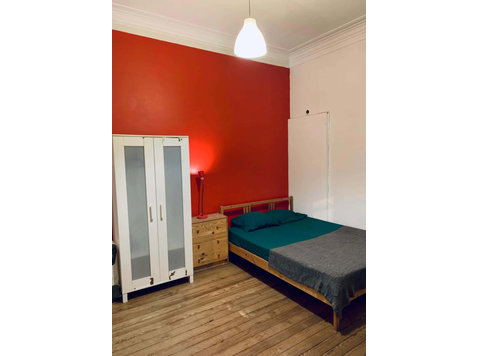 Quarto com cama de solteiro, com varanda, em apartamento… - Korterid