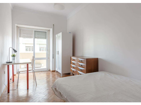 Quarto com cama de solteiro, com varanda, em apartamento… - Квартиры