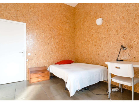 Quarto com cama de solteiro, com varanda, em apartamento… - Leiligheter