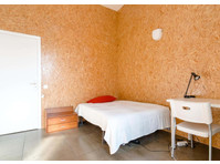 Quarto com cama de solteiro, com varanda, em apartamento… - アパート