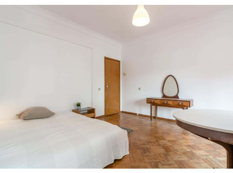 Quarto com cama de solteiro, com varanda, em apartamento… - Apartments