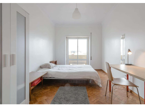 Quarto com cama de solteiro, com varanda, em apartamento… - Wohnungen