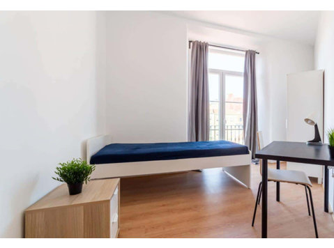 Quarto com cama de solteiro, com varanda, em apartamento… - 	
Lägenheter