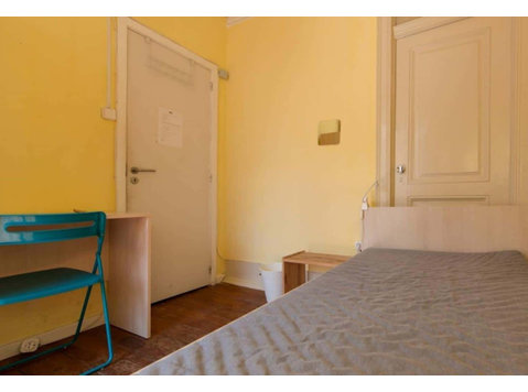 Quarto com cama de solteiro, com varanda, em apartamento… - 公寓
