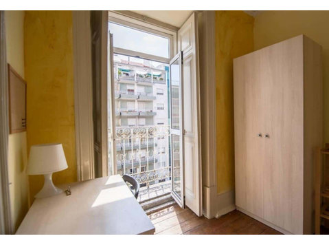 Quarto com cama de solteiro, com varanda, em apartamento… - Apartman Daireleri