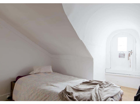 Quarto com cama de solteiro, com varanda, em apartamento… - Квартиры