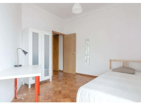 Quarto com cama de solteiro, com varanda, em apartamento… - Lejligheder