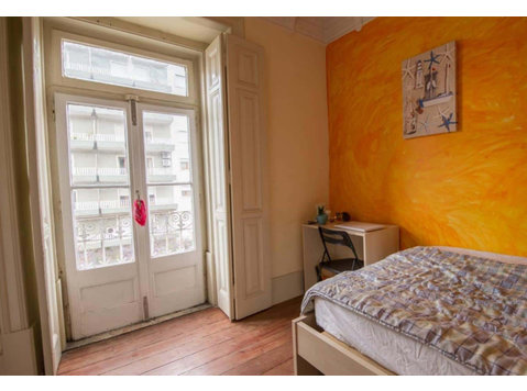 Quarto com cama de solteiro, com varanda, em apartamento… - 아파트