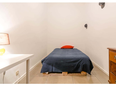 Quarto com cama de solteiro em apartamento com 10 quartos -… - Leiligheter