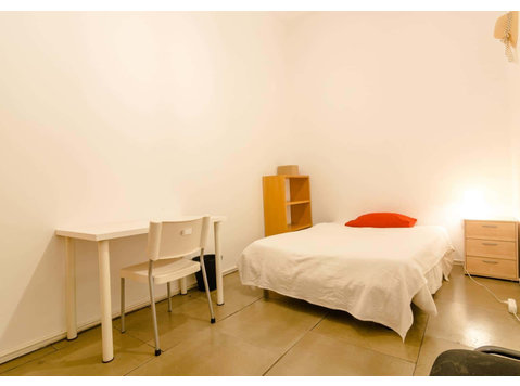 Quarto com cama de solteiro em apartamento com 10 quartos -… - Appartements
