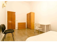 Quarto com cama de solteiro em apartamento com 10 quartos -… - アパート