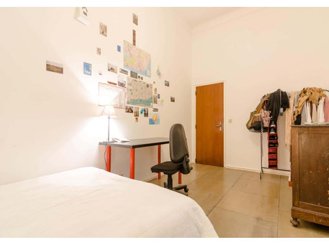 Quarto com cama de solteiro em apartamento com 10 quartos -… - Apartments