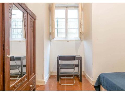 Quarto com cama de solteiro em apartamento com 4 quartos -… - 아파트