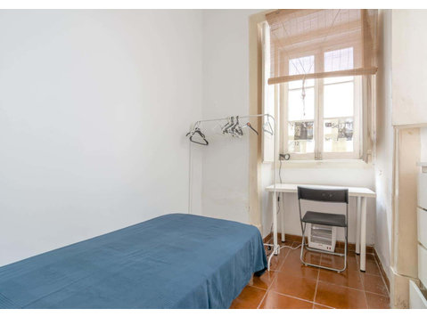 Quarto com cama de solteiro em apartamento com 4 quartos -… - Appartementen