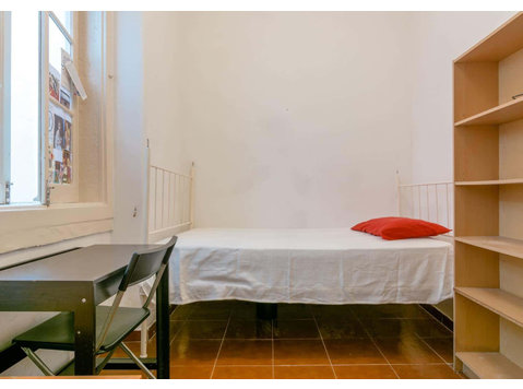 Quarto com cama de solteiro em apartamento com 4 quartos -… - Căn hộ