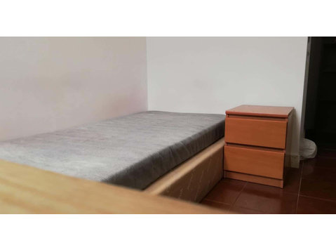 Quarto com cama de solteiro em apartamento com 4 quartos -… - Lakások