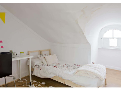 Quarto com cama de solteiro em apartamento com 4 quartos -… - Apartments