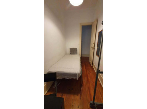 Quarto com cama de solteiro em apartamento com 5 quartos -… - Dzīvokļi