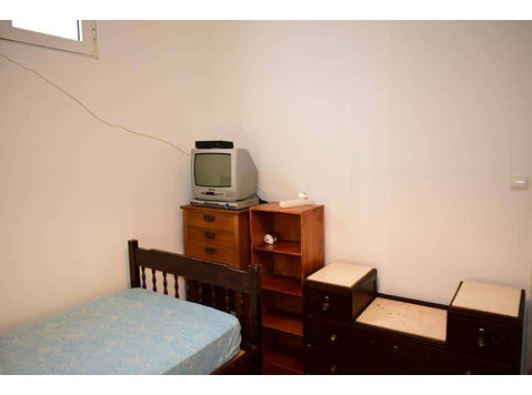 Quarto com cama de solteiro em apartamento com 5 quartos -… - Apartamente