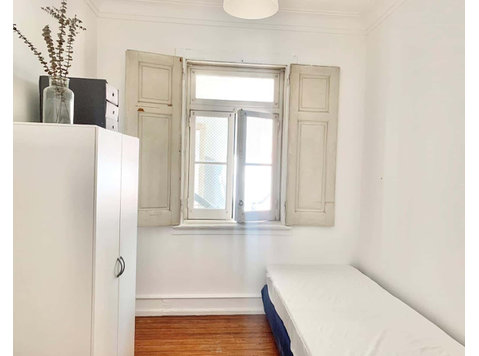 Quarto com cama de solteiro em apartamento com 6 quartos -… - Apartamente
